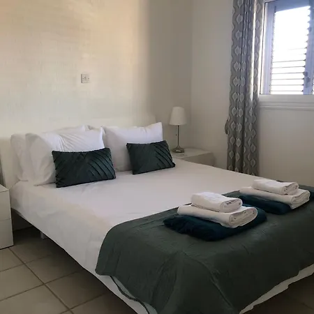 Limnaria - Elegant, Spacious 3bed Apt, Pool Views, Walk To * Paphos