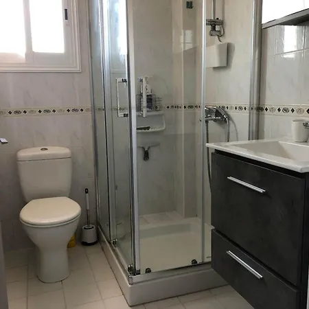 דירה Limnaria - 3br Apt, Pool, Walk To Beach, Sleeps 6 פאפוס