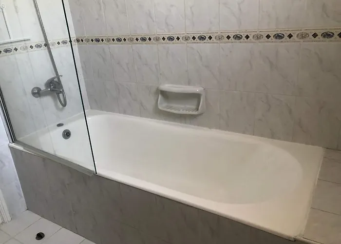 Limnaria - Elegant, Spacious 3bed Apt, Pool Views, Walk To Пафос