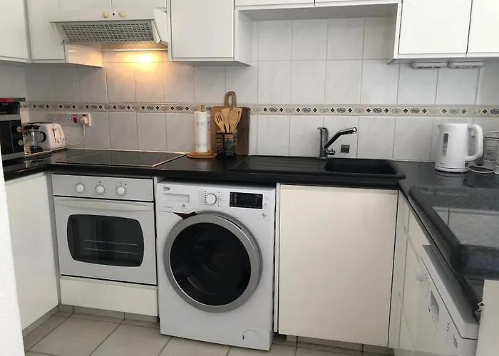 Limnaria - Elegant, Spacious 3bed Apt, Pool Views, Walk To * パ フォス