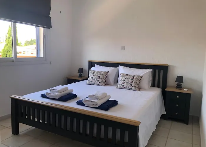 Апартаменты Limnaria - Elegant, Spacious 3bed Apt, Pool Views, Walk To