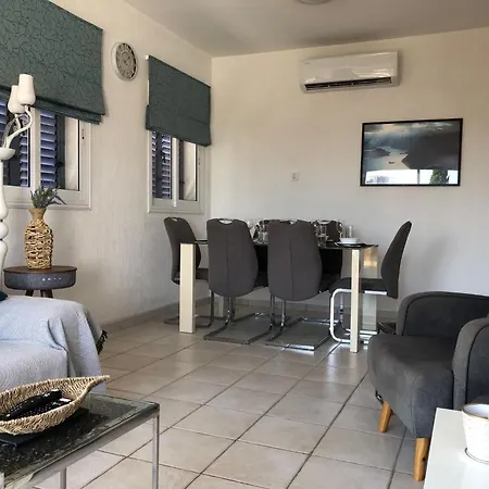 Limnaria - Elegant, Spacious 3bed Apt, Pool Views, Walk To Apartmán