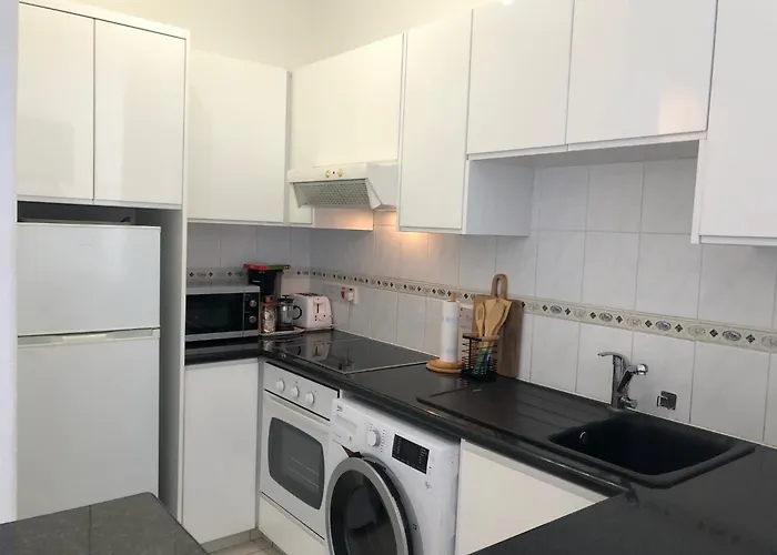 Limnaria - Elegant, Spacious 3bed Apt, Pool Views, Walk To