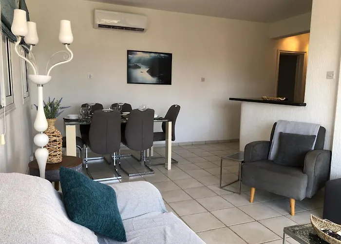 Limnaria - Elegant, Spacious 3bed Apt, Pool Views, Walk To *